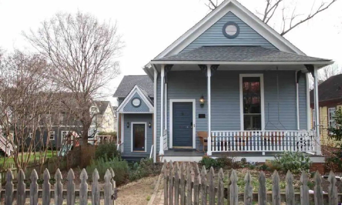 Windsor Hills House | Historic Oakwood Old Schoolhouse, walk downtown!