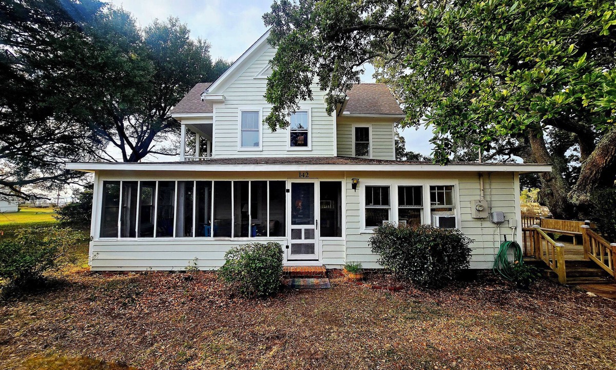 Harkers Island House | Historic Old Oak Cottage-Great water views!