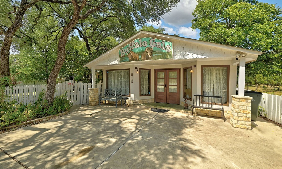 Dripping Springs House | 🌵 Historic Old Town Group Stay w/Hot Tub | Betty Jo & Buffalo Gals 🏡