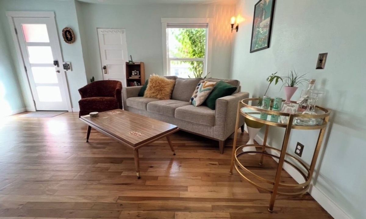 Depot Bench House | Historic- Pearl Bungalow- private entry