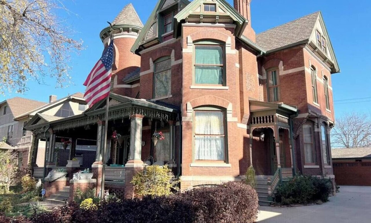 Council Bluffs House | Historic retreat!