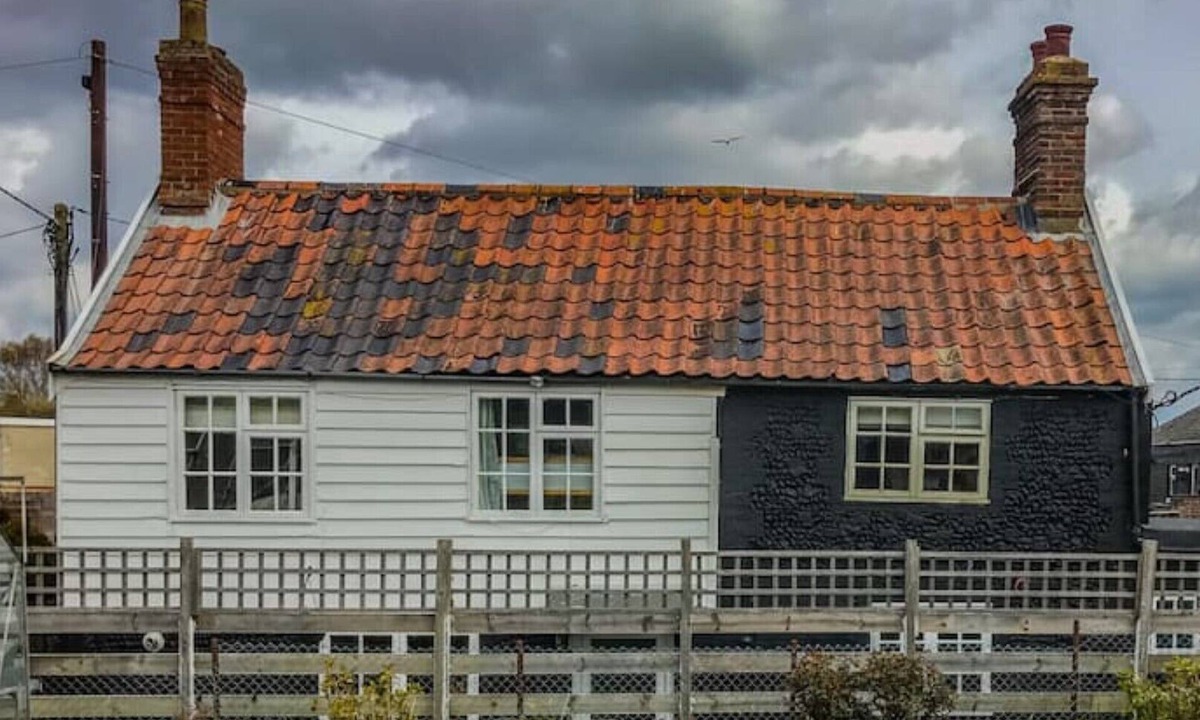 Kessingland Cottage | Historic seafront cottage, projector, piano etc