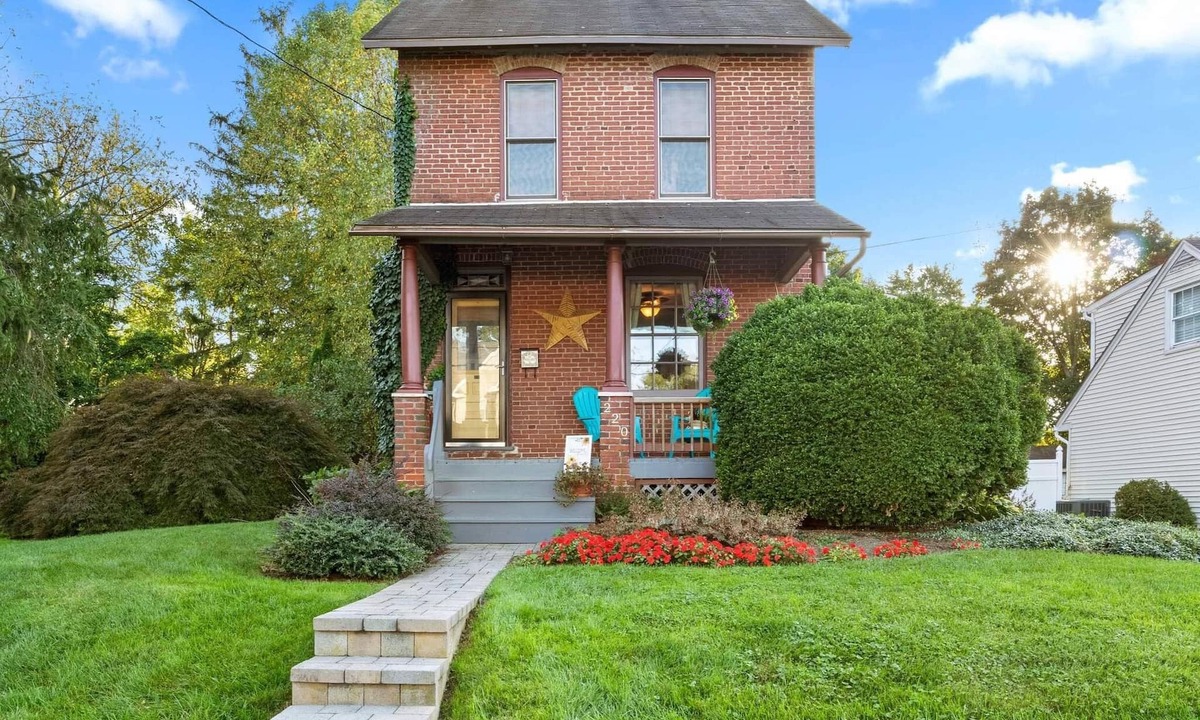 North Wales House | ♛Historic & Spacious Oasis ~ 5★ Location, Backyard