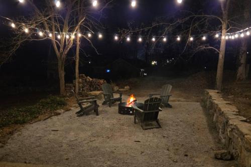 Hardy House | Historic Stone Cottage with River view and Fire Pit