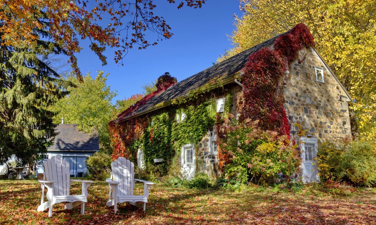 Beloeil House | Historic stone house by the river, with hot tub and firepit