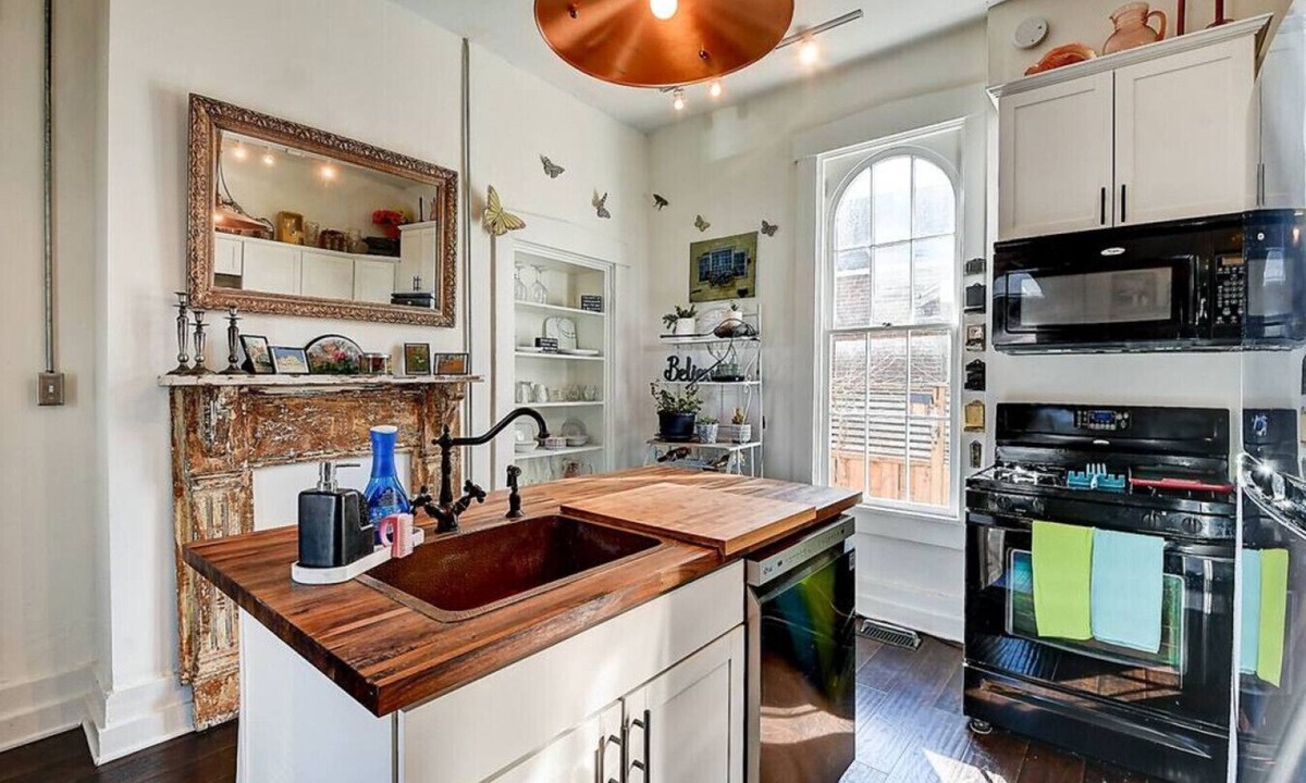 Franklin House | Historic Tiny Cottage w Hot Tub!
