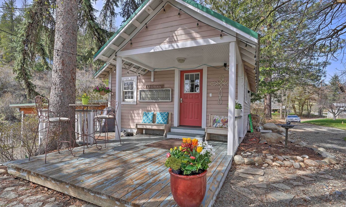 Twisp Cottage | Historic Twisp Cottage - Mountain & River View!