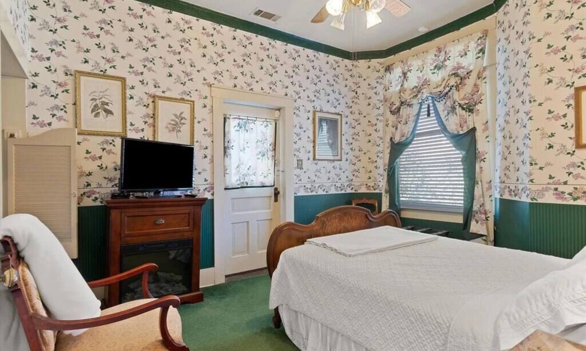 Bonham House | Historic Victorian Guest Suite Private Balcony Walk to Downtown Bonham