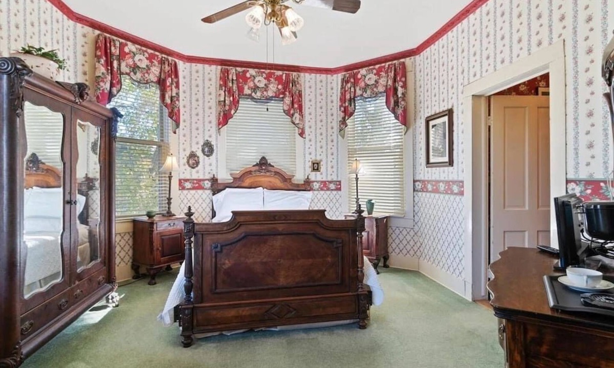 Bonham House | Historic Victorian Guest Suite Quiet Bonham Stay