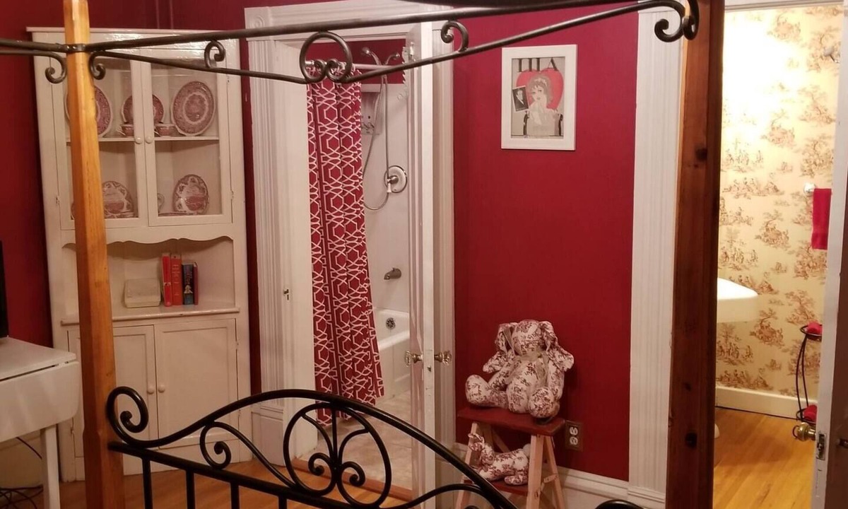 Sioux Falls Bed & Breakfast | Historic Victorian Inn Red Suite