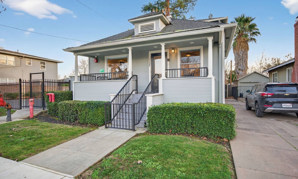 North Oak Park House | Historic Victorian Near UC Davis—Host Small Events