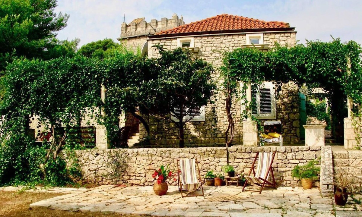 Lumbarda Villa | Historic Villa With Large Gardens Near the Beach