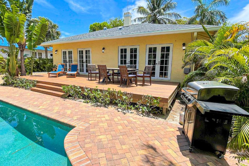 Flamingo Parks House | Historic Yellow Finn