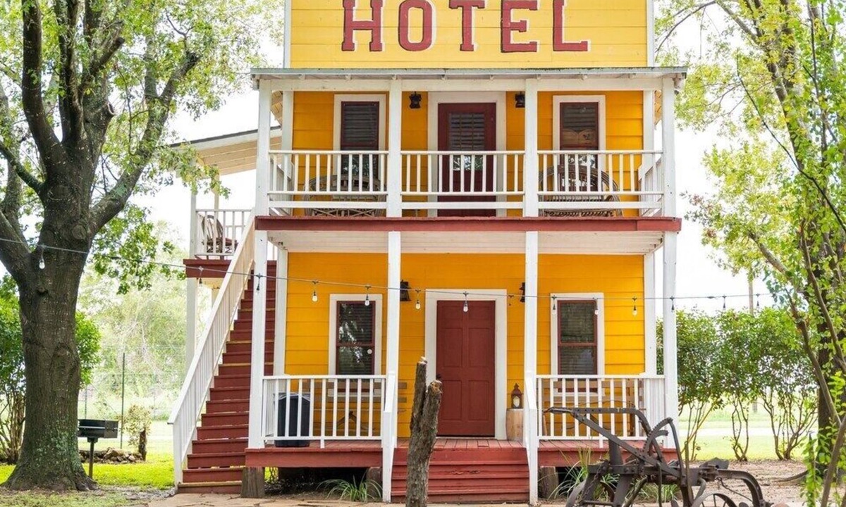 Satin Hostel | Historic Yellow Hotel, Private Romantic Getaway