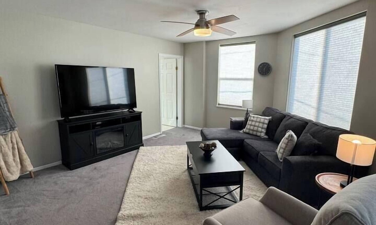 Lakeview Apartment | Historical Downtown Flat