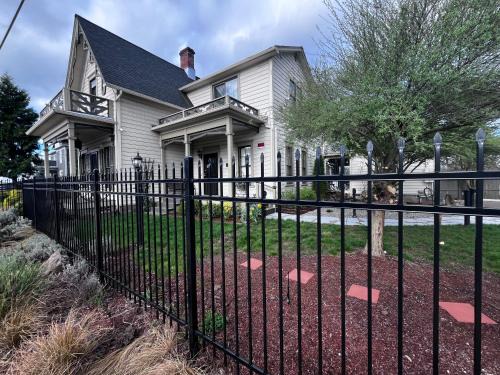 Roseburg House | HISTORICAL JOHN RAST HOUSE circa 1875