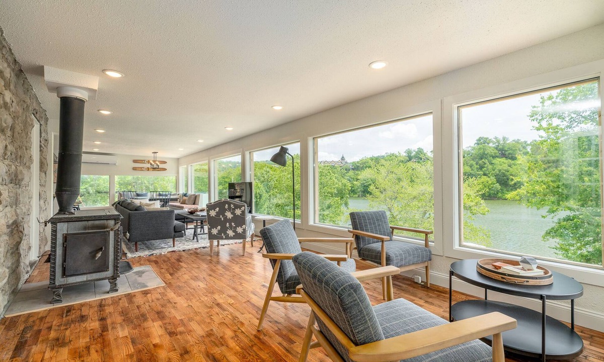 Holiday Island Cabin | Historical LAKEFRONT Luxury 7 Bedroom - Eureka!