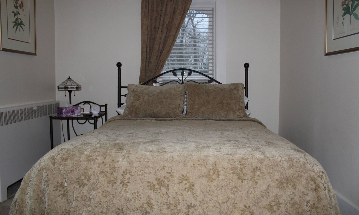 South Haven Bed & Breakfast | Historical Monroe Manor - Arbor Room