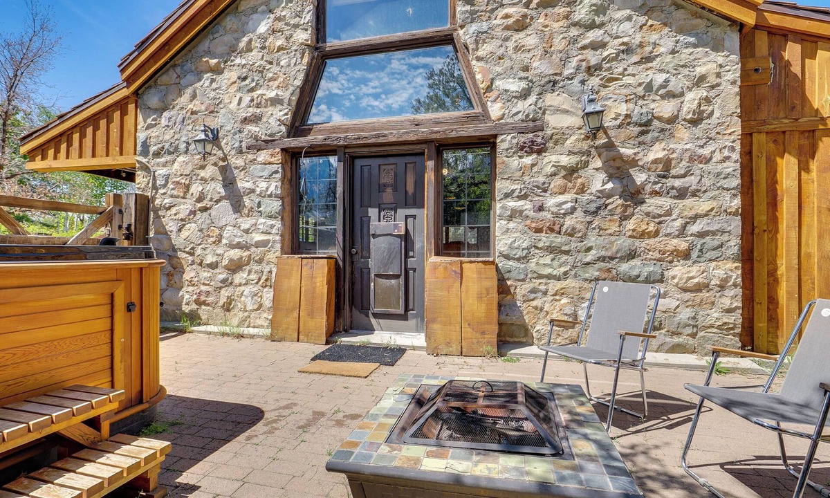 Granite Ridge Cottage | Historical Mtn-view Getaway w/Hot Tub in Sandy!