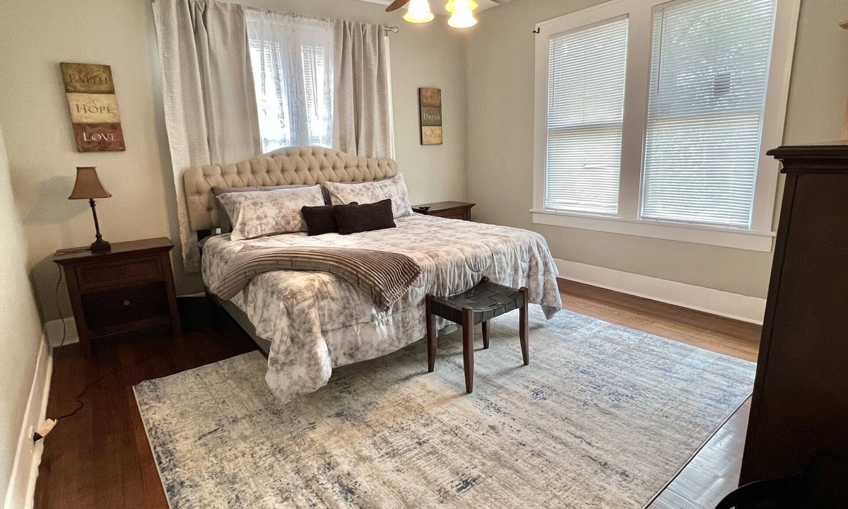 Highland Historic District Apartment | Historical Spacious 1-Bedroom Apartment