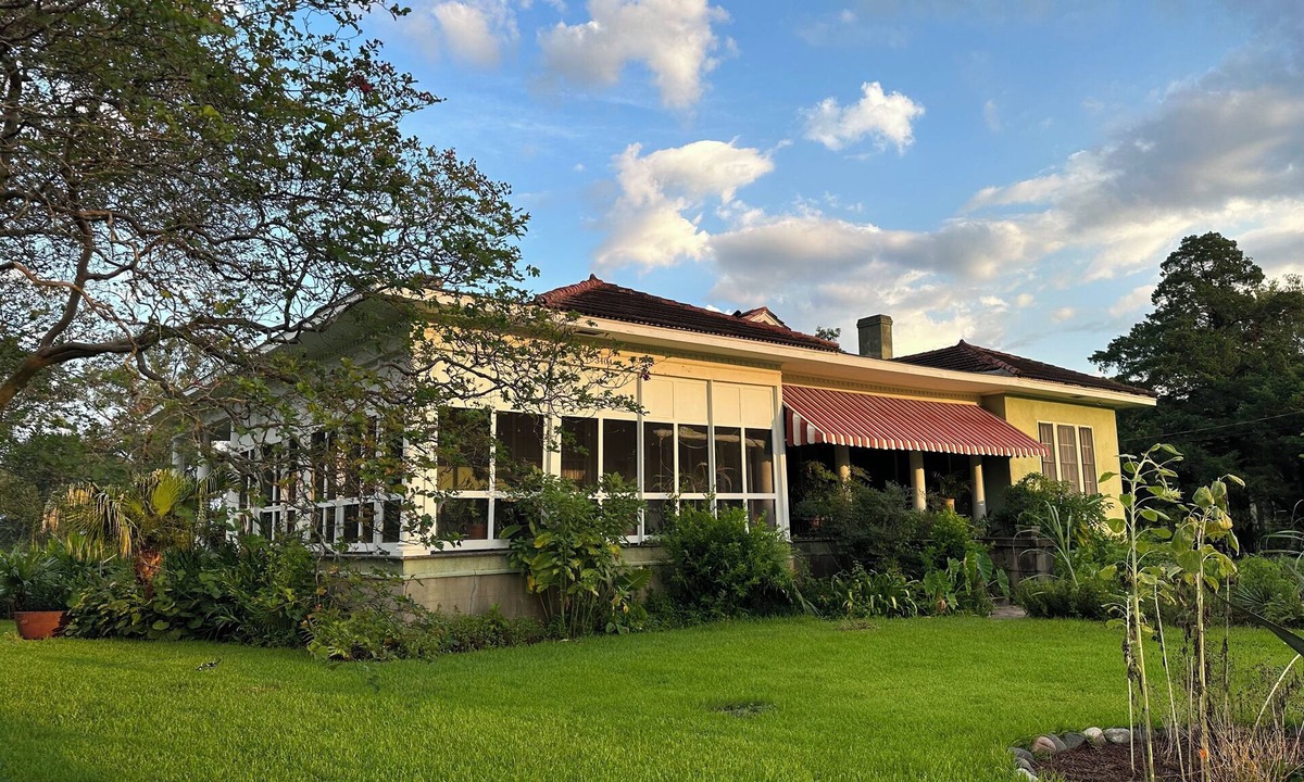 Jeanerette House | History and Antiques Surrounded by Sugar Cane Fields