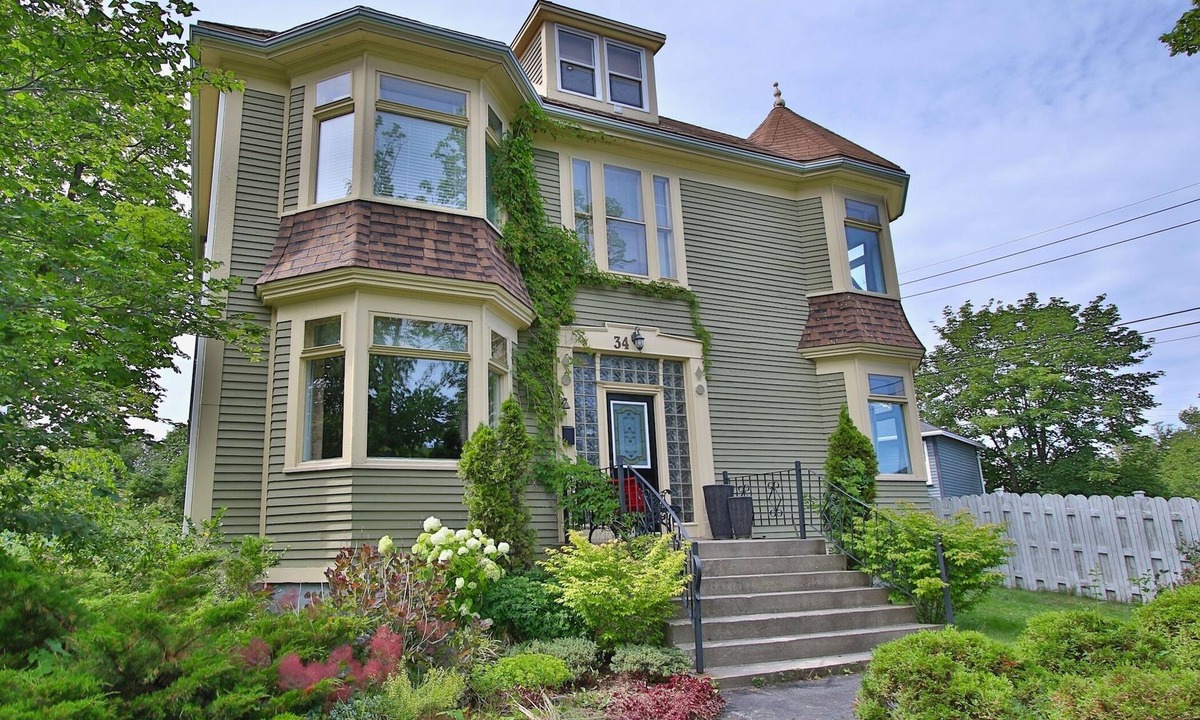 St. John's House | History and Charm Downtown