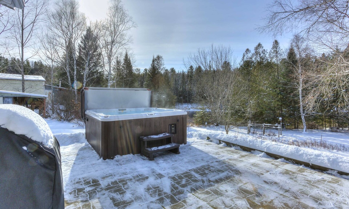 Riviere-Rouge Ski Chalet | Hjort: 4bdr, 9p.p. Riverfront, Hot Tub, Pool table, 3BDR 7bed Heated floors Riverfront Spa, Pool tab.