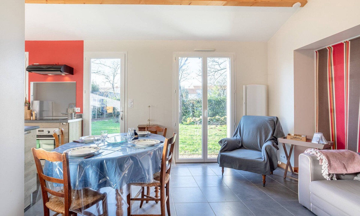 Saint-Georges-de-Pointindoux House | Holiday Home 'Petite Maison' with Private Garden and Wi-Fi
