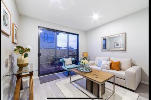 Hobsonville House | Hobsonville Scott point private entry flat offers the entire living room, bedroom and ensuite, parking available
