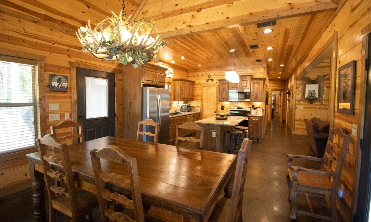 Broken Bow Cabin | HochaHoma Luxury Cabin-Game Room, Hot Tub, Fire Pit, Shuffleboard!