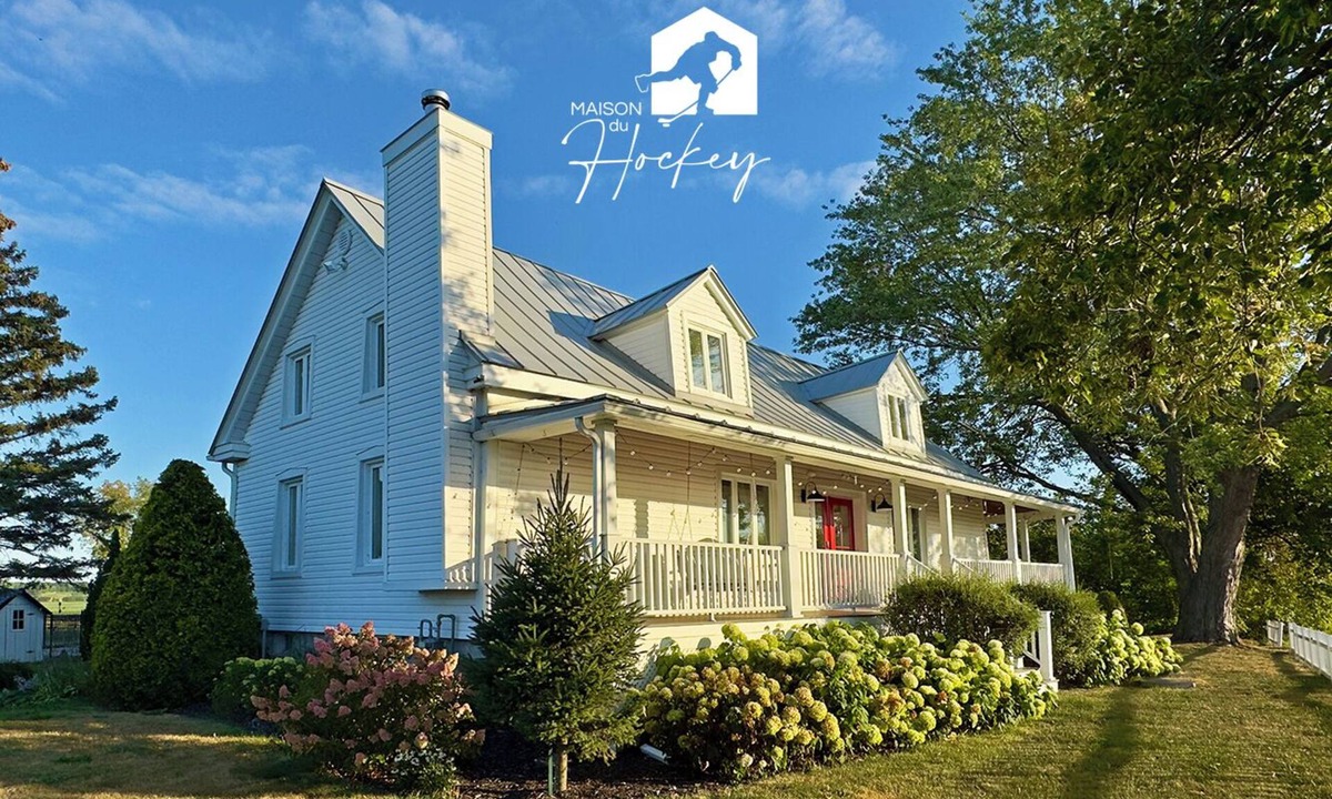 Saint Basile le Grand House | Hockey Themed House, Players' HQ, Pool & Jacuzzi
