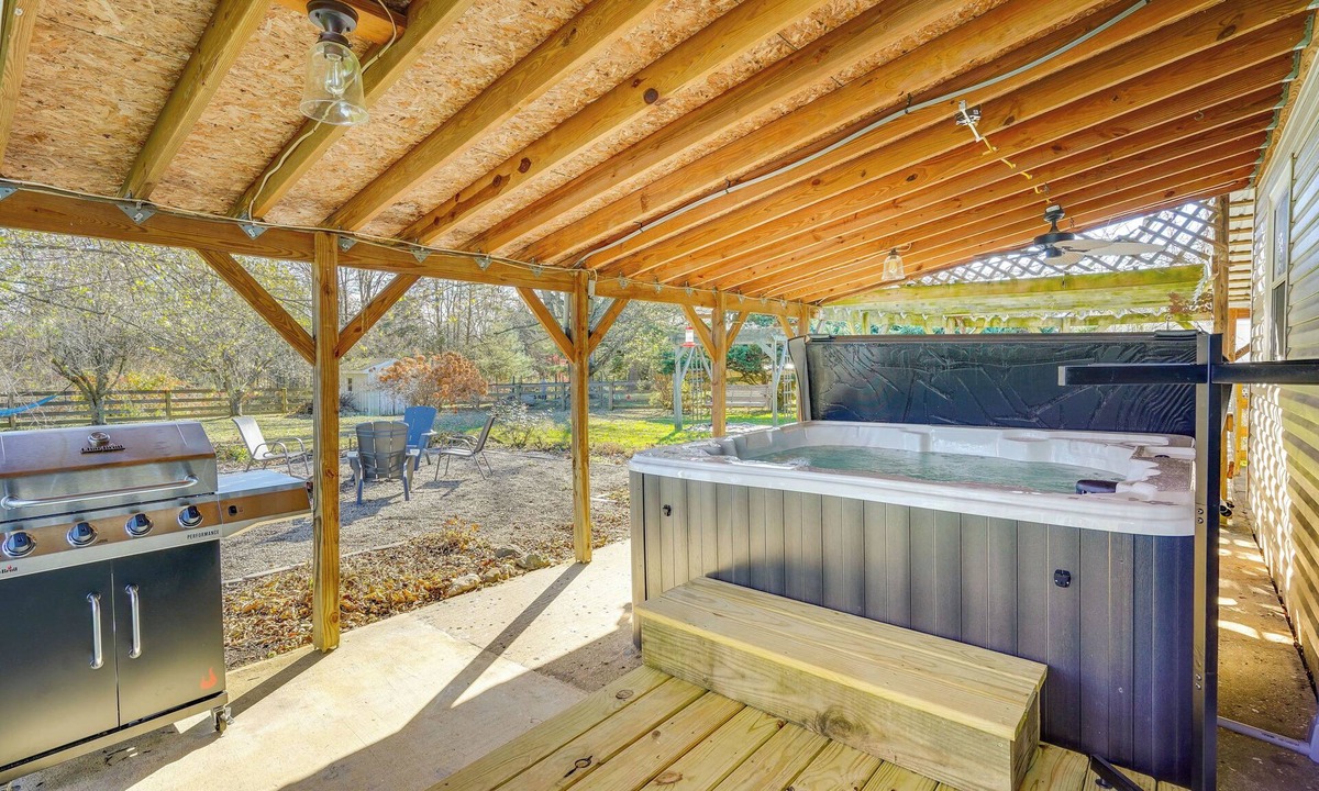 Rockbridge Cottage | Hocking Hills Hideaway w/Hot Tub & Fire Pit!