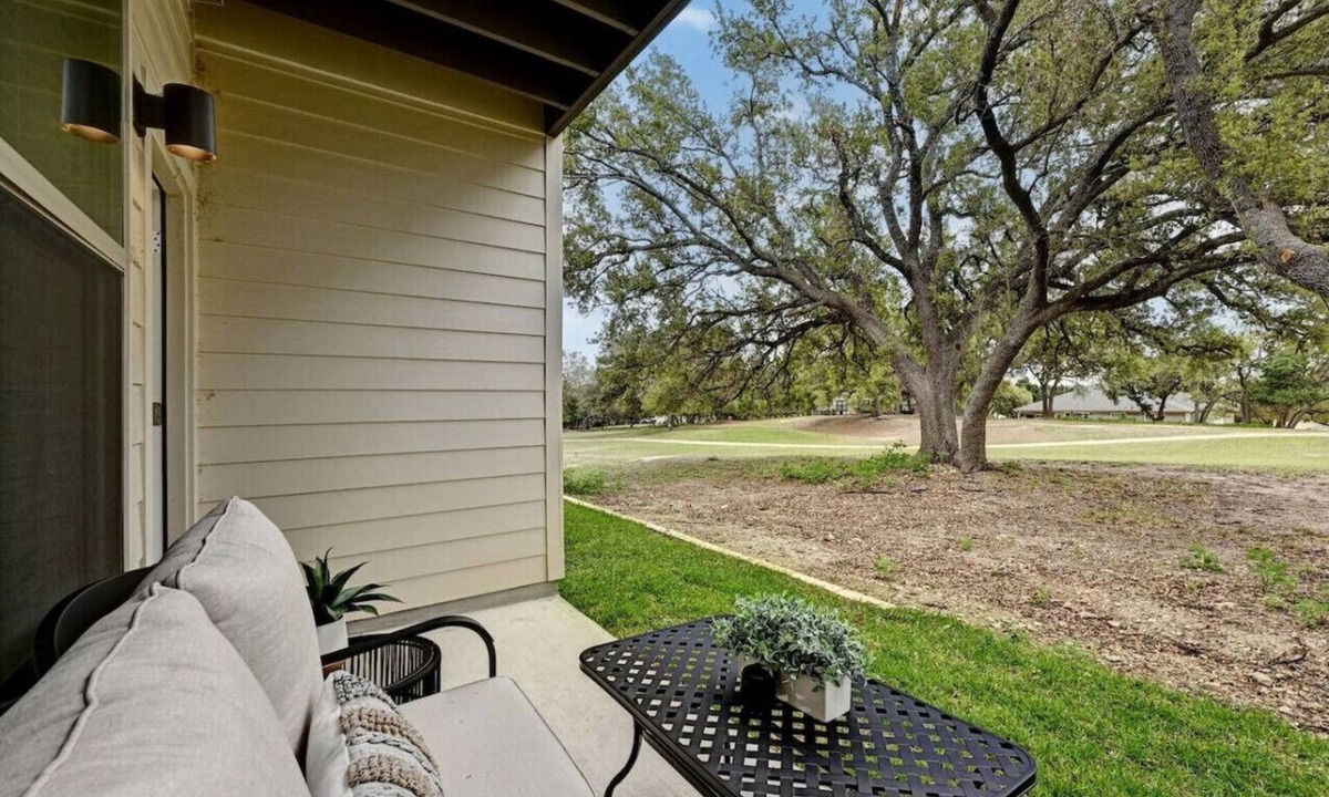 Point Venture Apartment | `Hogan Hideaway` Lake, Pool, Golf course, Gym!