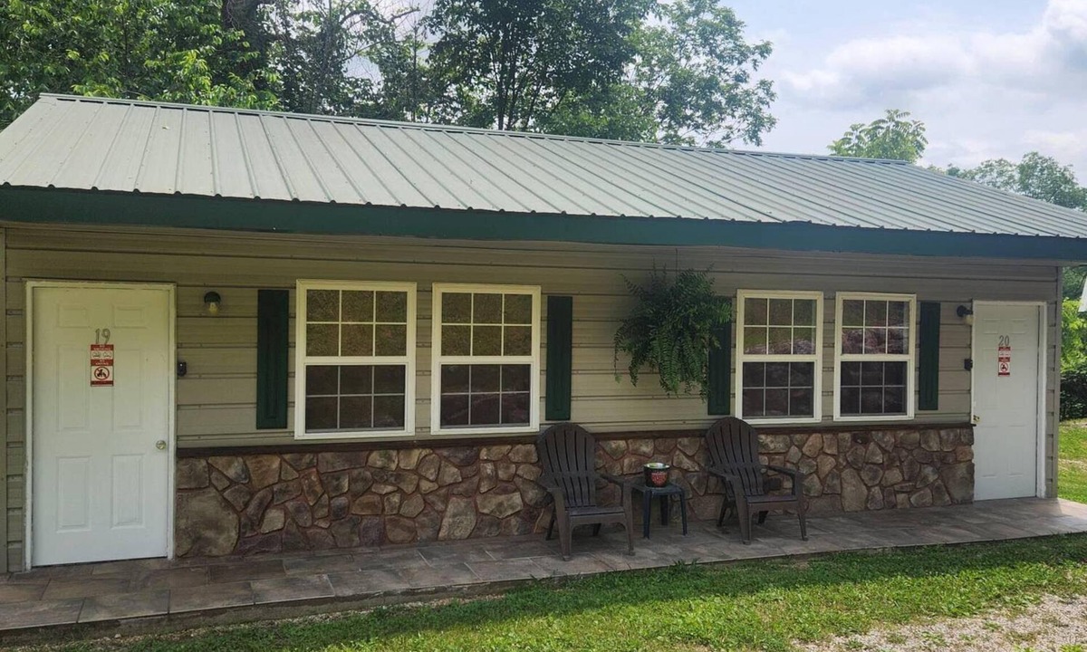 Eminence Cottage | Hogan's Hideout Duplex # 19 is a cozy, private duplex