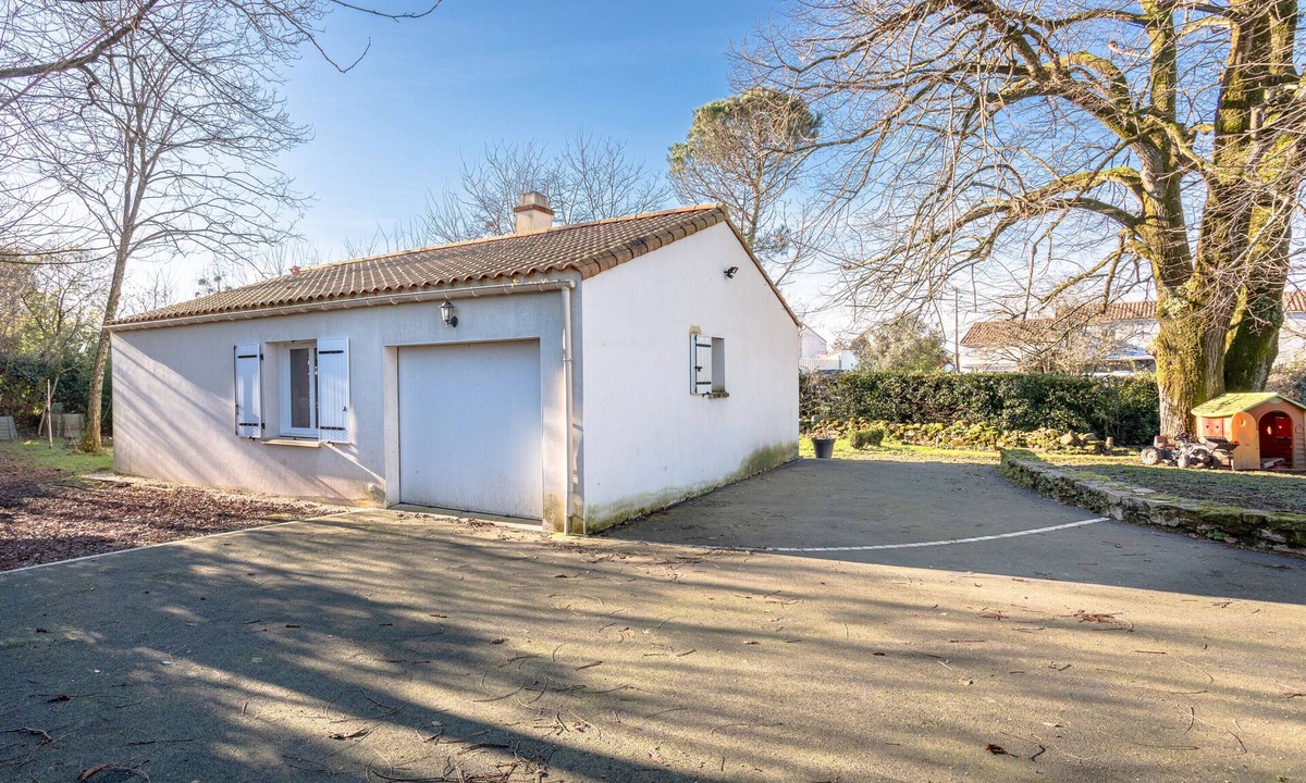 Saint-Georges-de-Pointindoux House | Holiday Home 'Petite Maison' with Private Garden and Wi-Fi