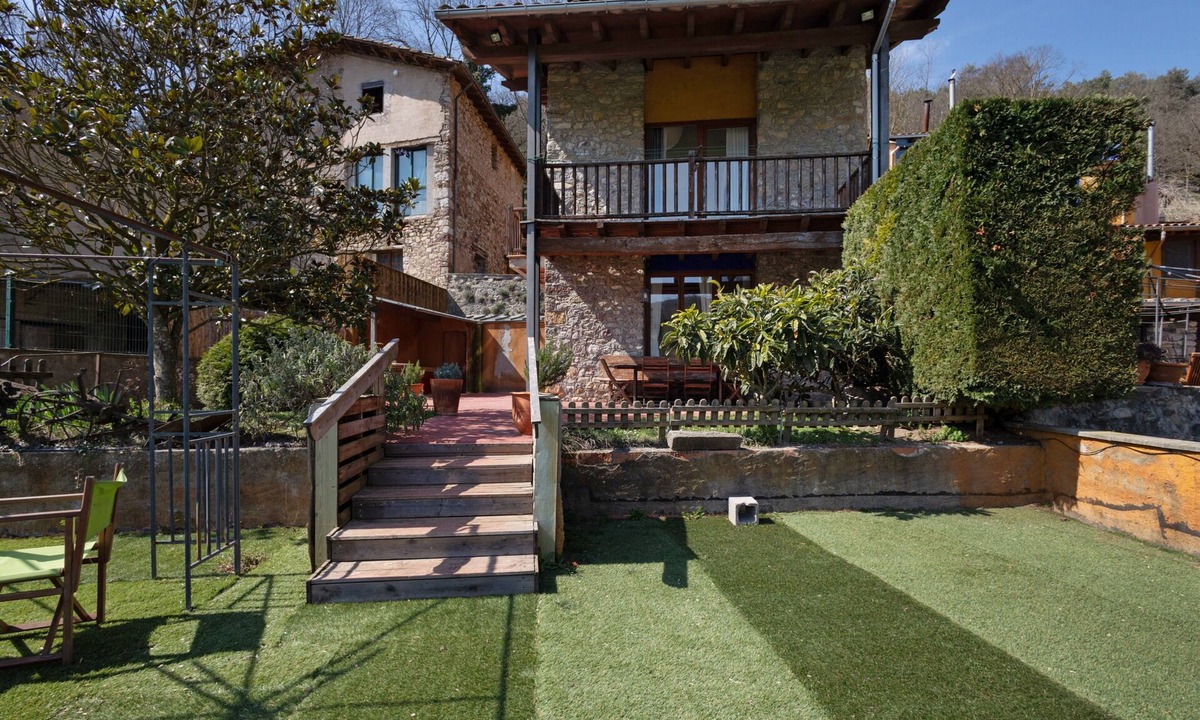 Sant Joan de Les Abadesses House | Holiday Home 'El Xalet, El Reixac Casa Rural' with Mountain View, Shared Pool & Wi-Fi
