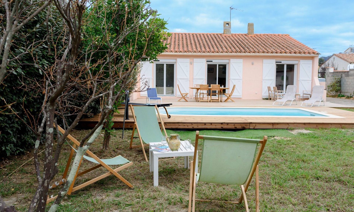 Saint-Genis House | Holiday Home 'Des Barnèdes' with Private Pool, Wi-Fi and Air Conditioning