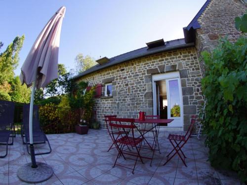 Saint-Laurent-de-Terregatte House | Holiday Home Domäne mit Terrasse by Interhome