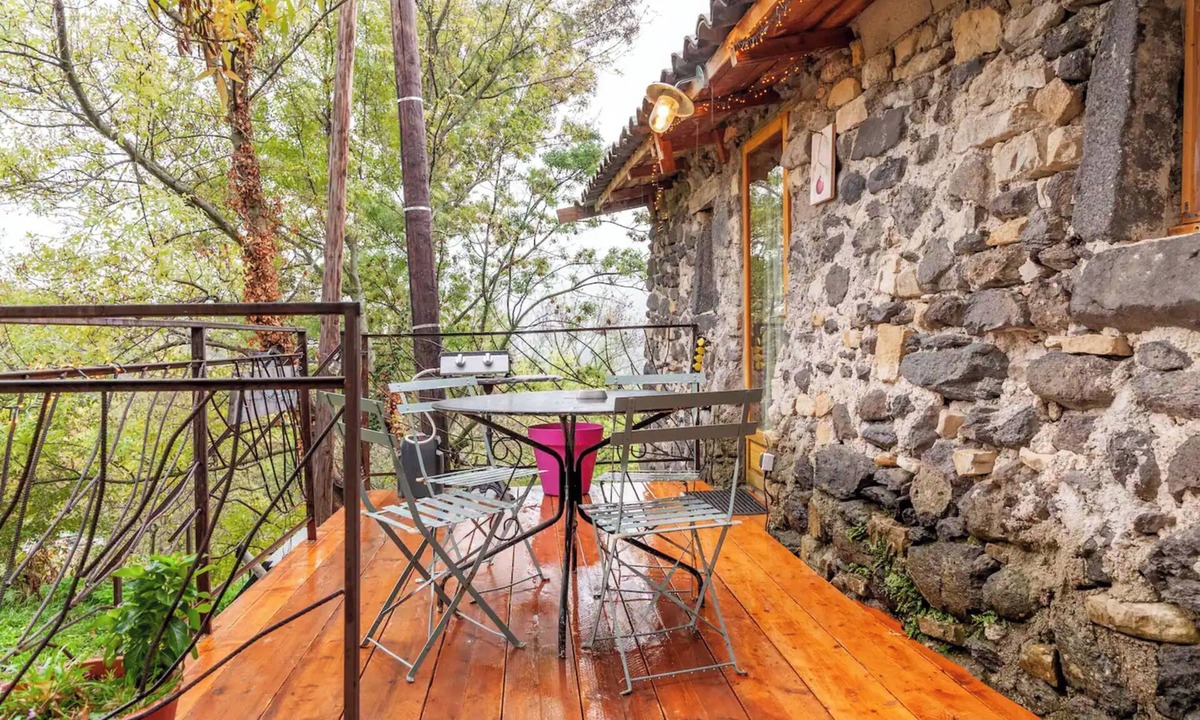 Saint-Martin-le-Superieur House | Holiday Home 'L'Atelier' with Shared Pool, Private Garden and Wi-Fi