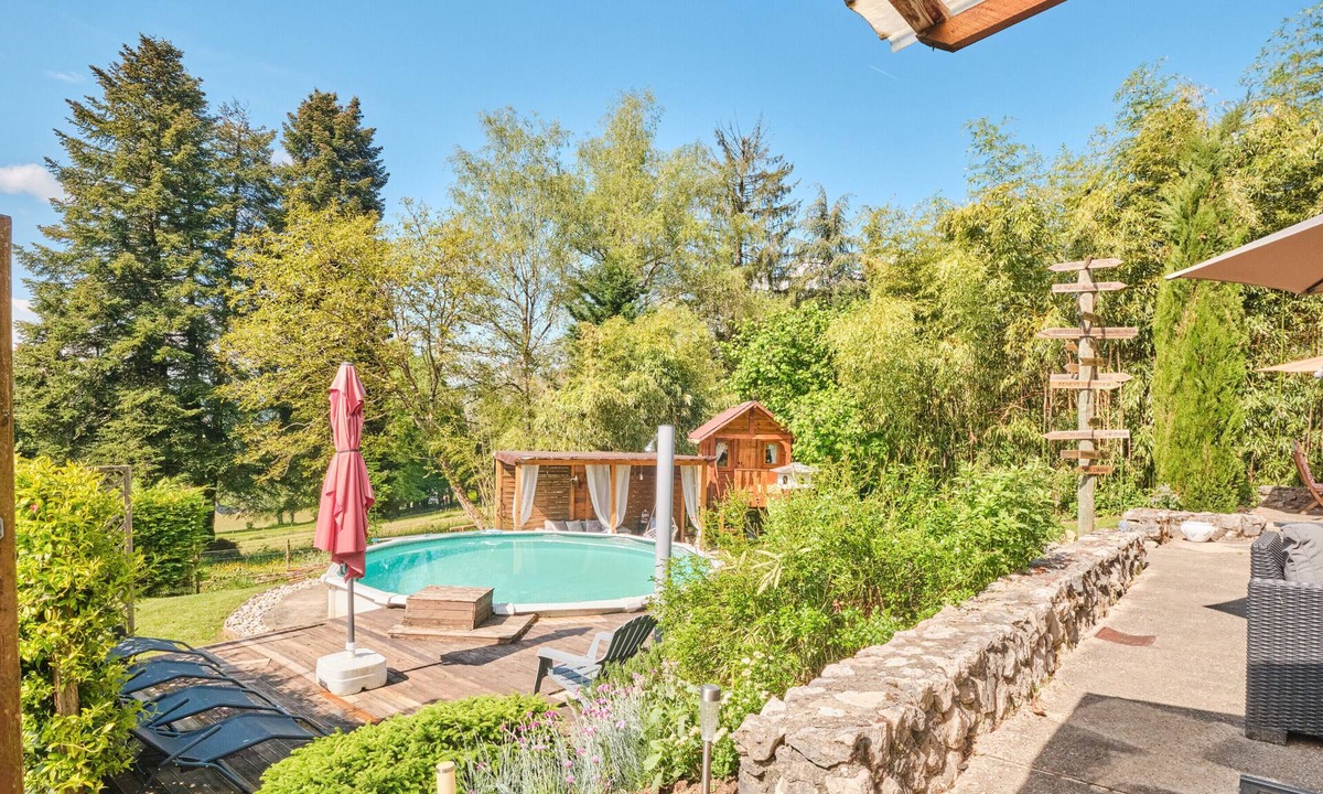 Saint-Pierre-de-Genebroz House | Holiday Home 'Le Relais Du Menuet' with Mountain View, Private Pool and Wi-Fi