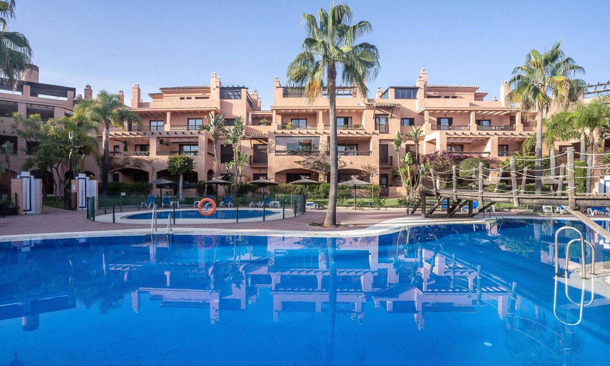 Atalaya-Isdabe Apartment | Holiday Accommodation "Apartamento Entre Estepona-Marbella" with Shared Pool & Wi-Fi