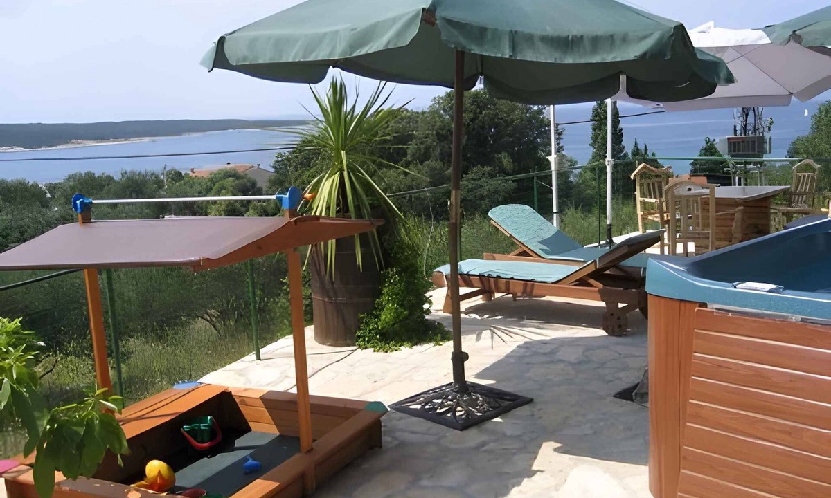 Supetarska Draga Apartment | Holiday apartment with beautiful terrace and sea view