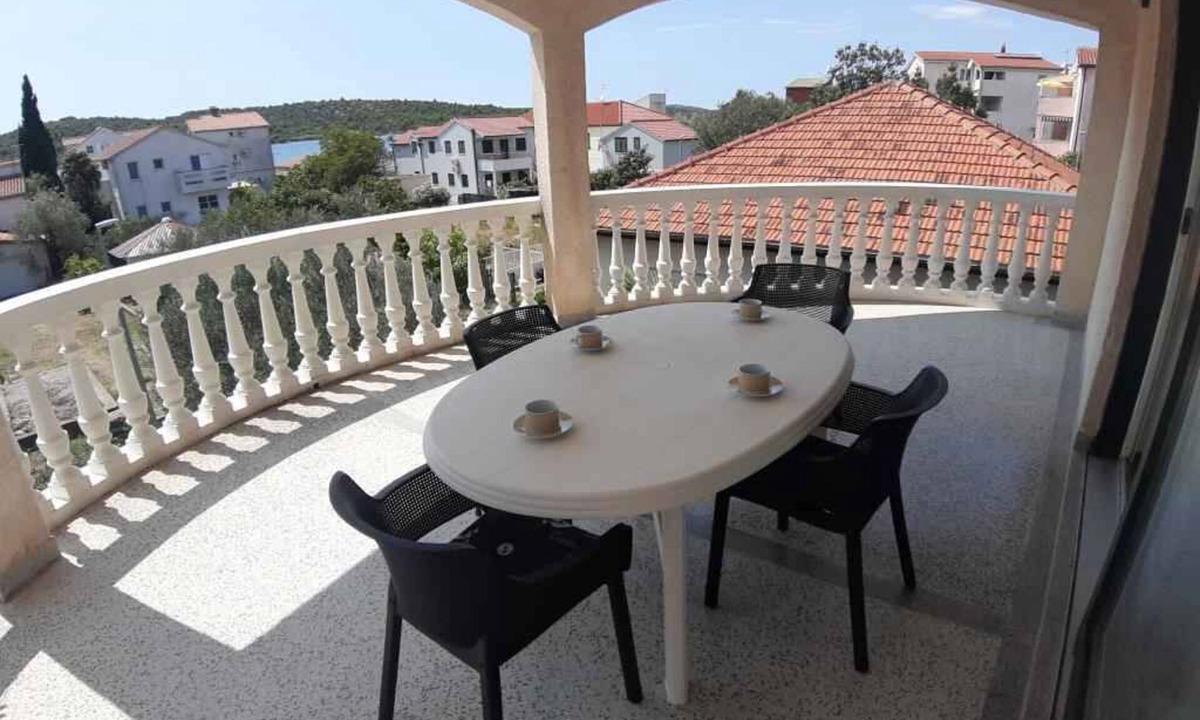 Pirovac Apartment | Holiday apartment 150 m from the beach