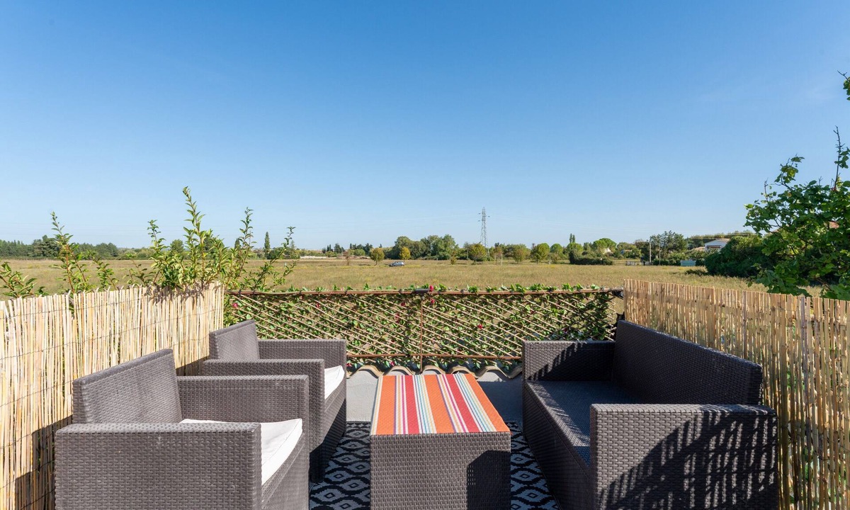 Manduel Apartment | Holiday Apartment "Aux portes de la Camargue" with Private Terrace, Shared Tennis Court & Wi-Fi