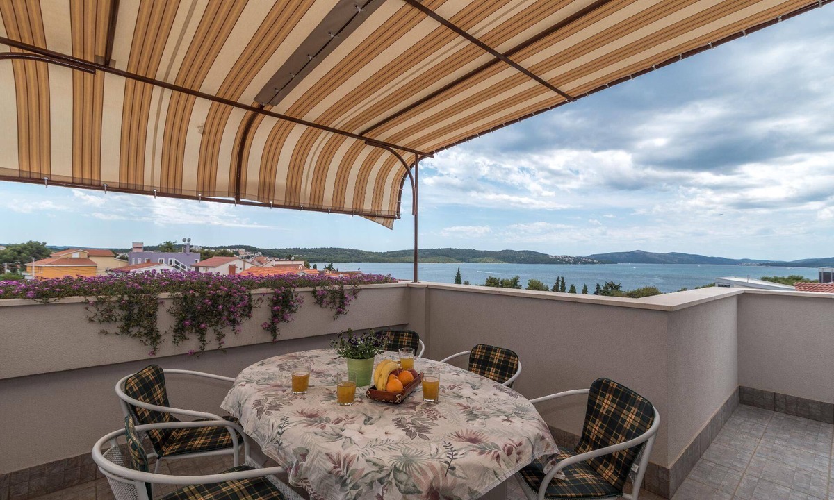 Okrug Apartment | holiday apartment "Emelie" with view of the water