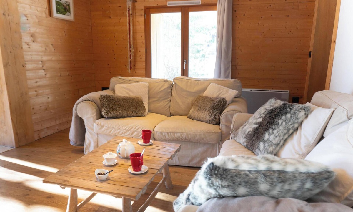 Belvedere Apartment | Holiday Apartment "Gite L'Esquirol" with Mountain View, Shared Garden & Wi-Fi