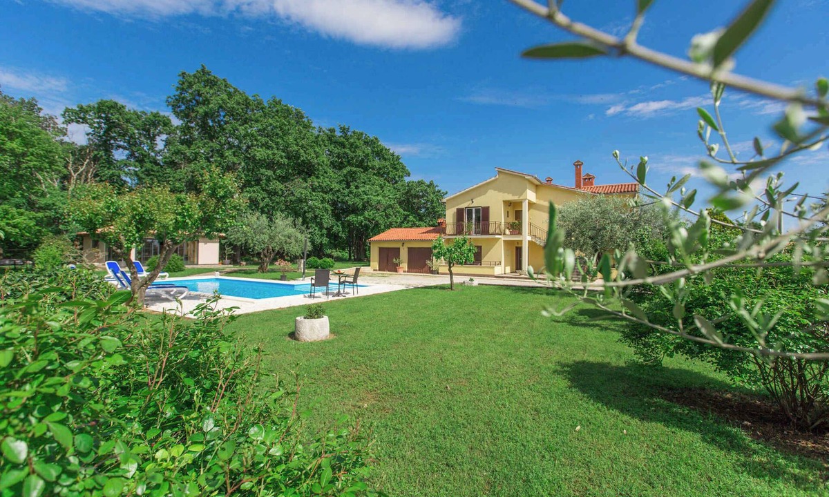 Susnjici Apartment | Holiday apartment With pool and large garden