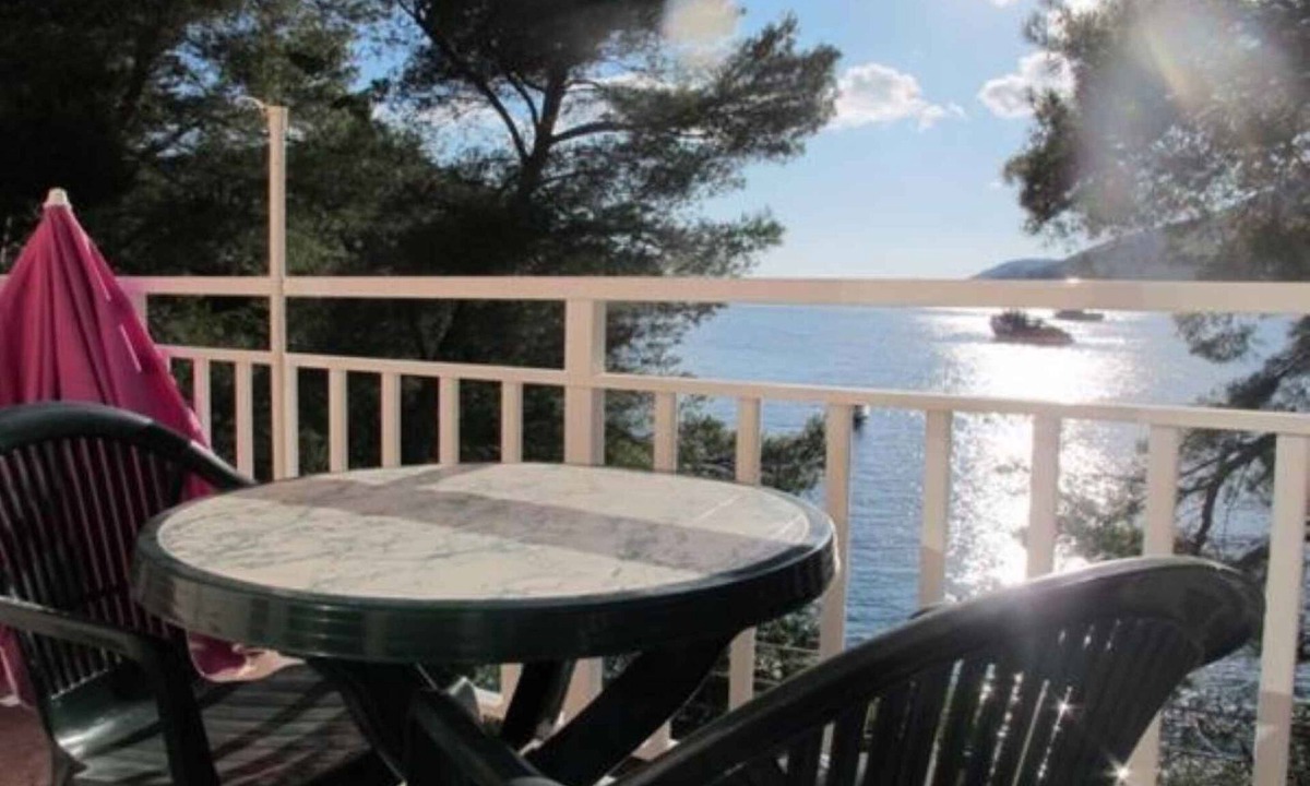 Brna Apartment | Holiday apartment just 20 m from the beach