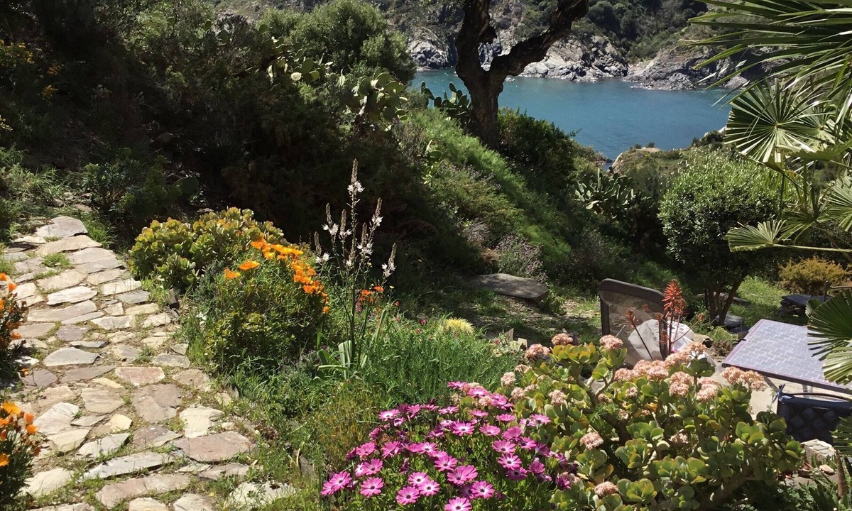 Cerbere Apartment | Holiday Apartment "La Nicrom" with Sea View, Shared Pool & Wi-Fi