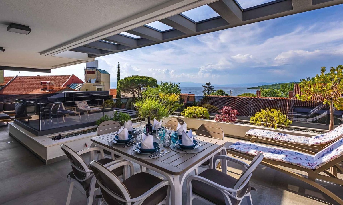 Njivice Apartment | Holiday apartment Luxurious flat with a beautiful terrace overlooking the sea